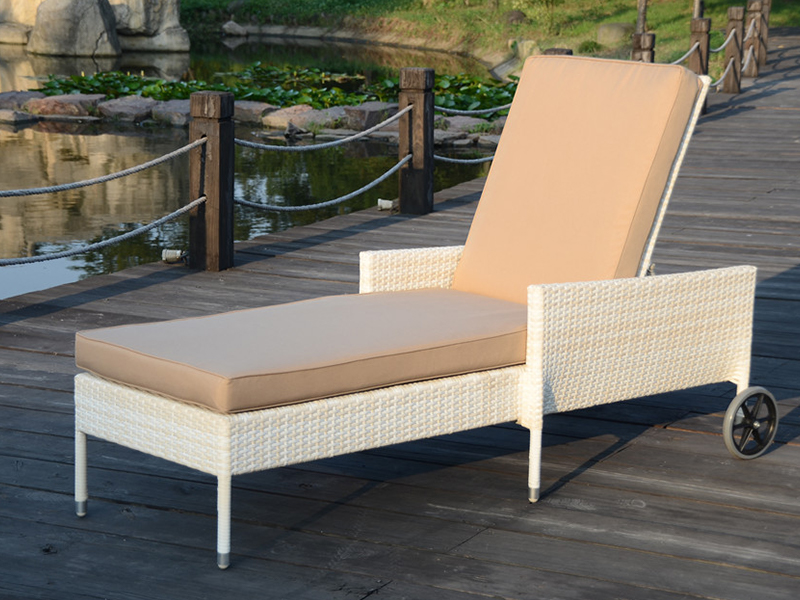 Lounge de ratan în aer liber cu două roți, pat țesut de ratan țesut manual, scaun de rattan la piscină YQ-RB-426
