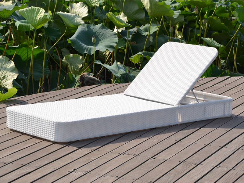 Lounge White Rattan, Relaxare în aer liber Sunat, cadru din aluminiu Rattan pe pat de zi YQ-RB-432